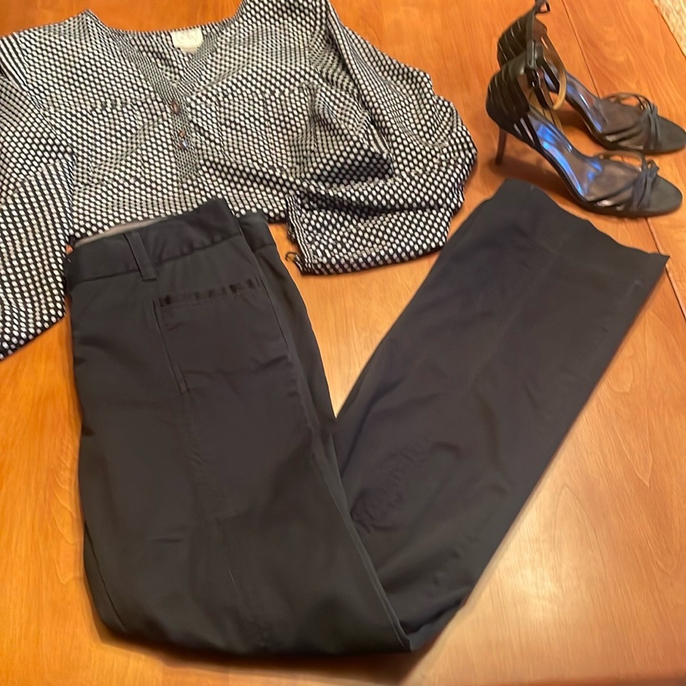 Old Navy Stretch black jeans. Size 4 Regular.